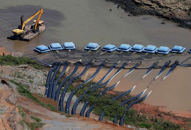 Maquinário da Sabesp coleta aguá do reservatório Jaquari em São Paulo
12/02/2015 REUTERS/Paulo Whitaker