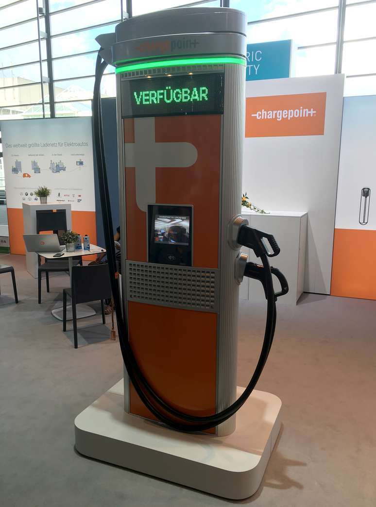 Uma estação ChargePoint em exposição no Salão Automóvel de Frankfurt (IAA), na Alemanha 12/09/2017.  REUTERS/Christoph Steitz