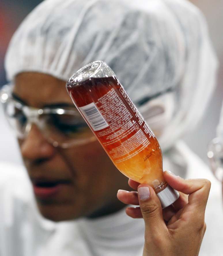 Funcion&aacute;ria inspeciona produto em f&aacute;brica da Natura. 1/09/2009. REUTERS/Paulo Whitaker.