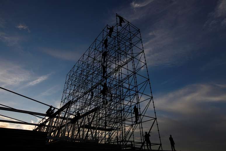 Funcionários trabalham em construção
02/05/2017
REUTERS/Paulo Whitaker