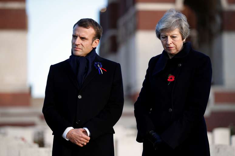 Presidente da França,  Emmanuel Macron, e primeira-ministra do Reino Unido, Theresa May, durante visita a Memorial de Thiepval, na França
09/11/2018 Francois Mori/Pool via REUTERS 