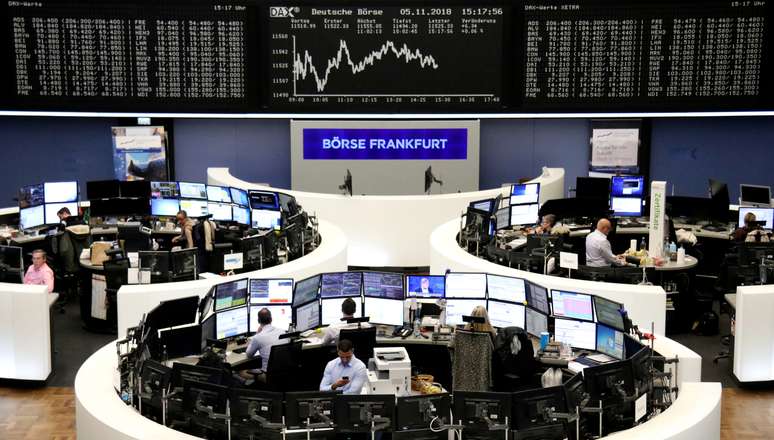 Operadores trabalham durante pregão na Bolsa de Ações de Frankfurt, na Alemanha
05/11/2018
REUTERS/Staff