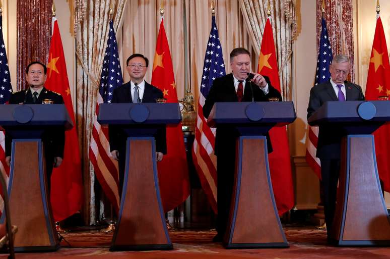 Secretários norte-americanos de Estado, Mike Pompeo, e de Defesa, James Mattis, dão entrevista coletiva conjunta com autoridades chinesas em Washington
09/11/2018 REUTERS/Leah Millis