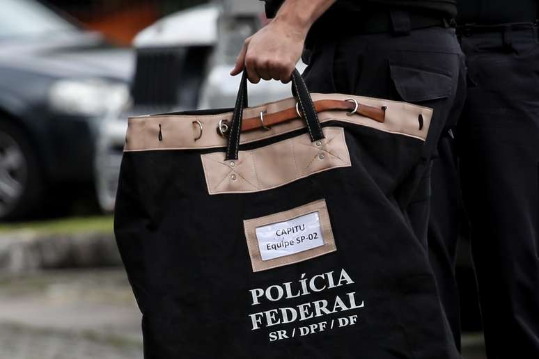 Movimentação na sede da Polícia Federal, em São Paulo (SP), durante a Operação Capitu, deflagrada na manhã desta sexta-feira (9)