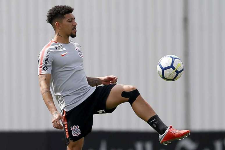 Douglas treinou durante a semana com proteção na coxa (Foto: Marco Galvão/Fotoarena/Lancepress!)