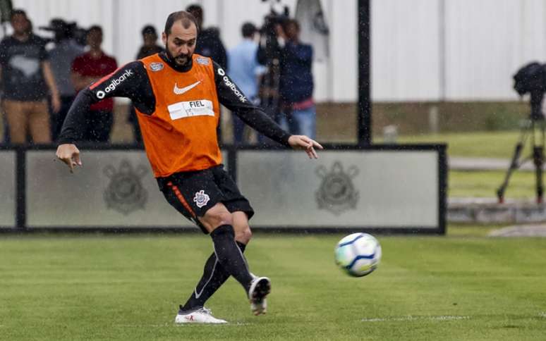 Danilo, em treino do Corinthians (Foto: Rodrigo Gazzanel/Ag. Corinthians)