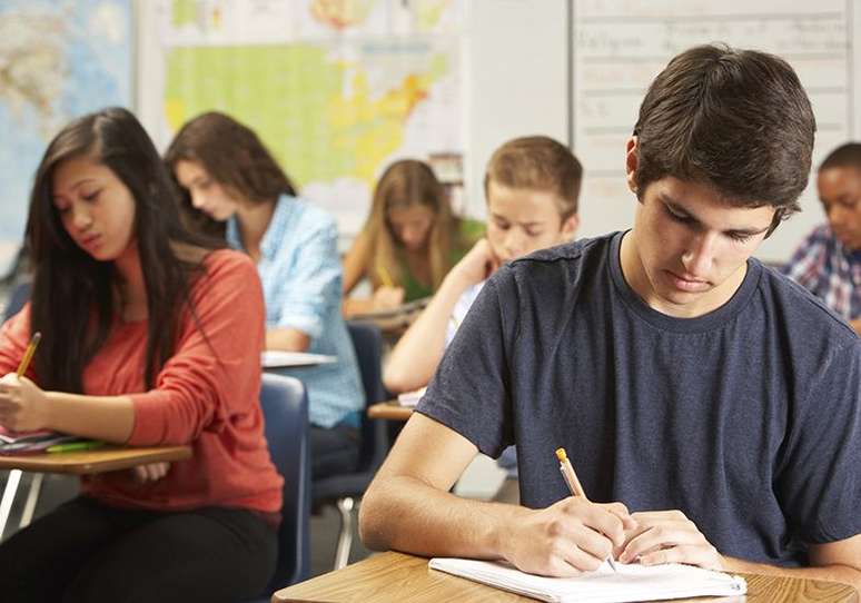 Um bom desempenho no Enem garante ingresso no ensino superior gratuito, bolsas em faculdades privadas de primeira linha, financiamento estudantil a juros baixos e até entrada em cursos técnicos profissionalizantes