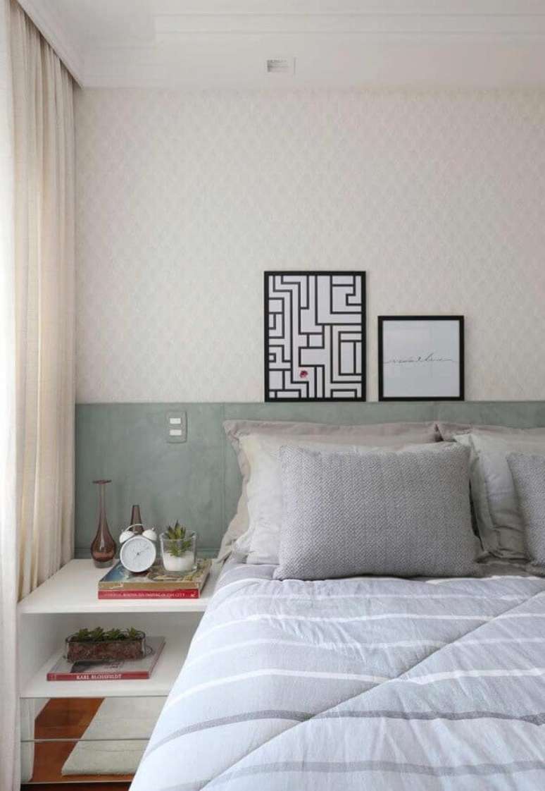 12- Os quadros para quarto foram apoiados em moldura de parede. Fonte: Pinterest