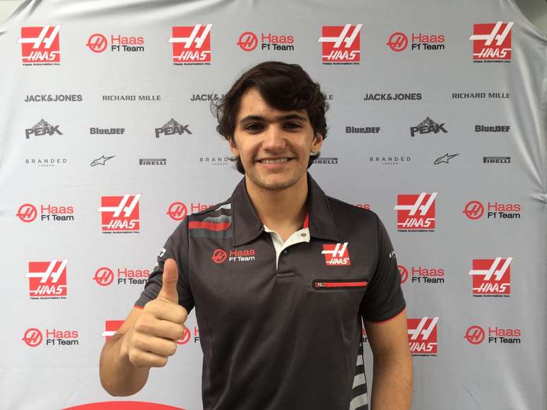 Pietro Fittipaldi posa com o uniforme da Haas