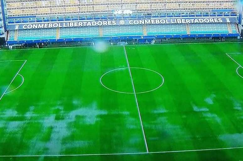 Gramado do estádio La Bombonera na manhã deste sábado, encharcado após fortes chuvas na capital da Argentina.
