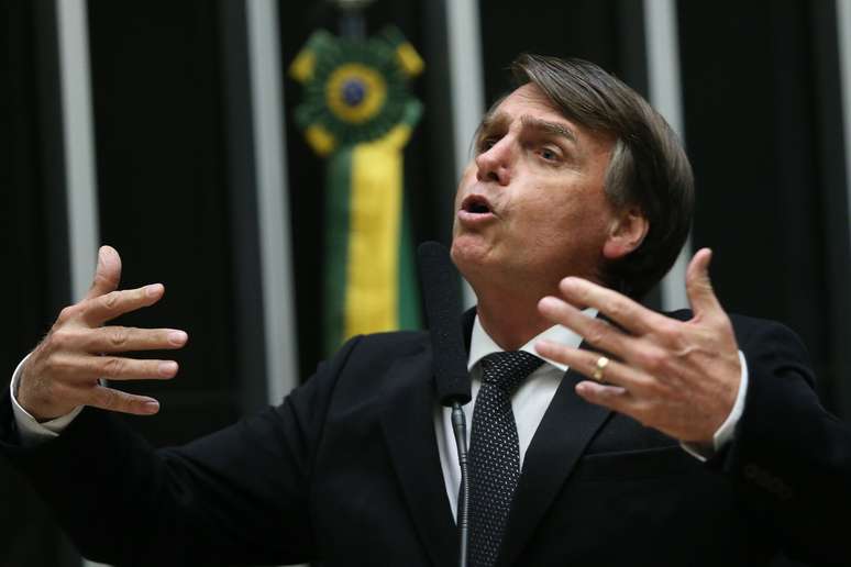 O deputado federal Jair Bolsonaro(PSC-RJ) discursa no plenário da Câmara dos Deputados,em Brasília.