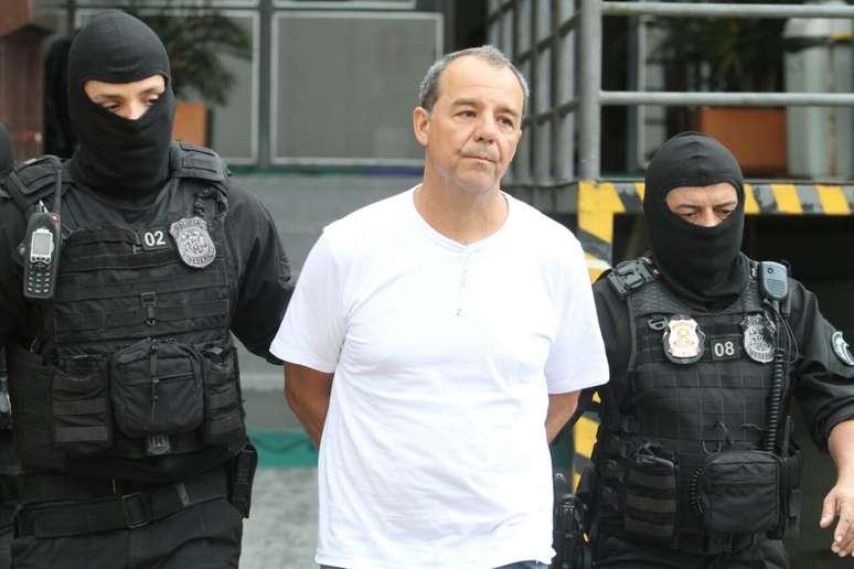 O ex-governador do Rio de Janeiro, Sergio Cabral, é visto no IML de Curitiba, no final da tarde deste sábado (10), onde passou por exame de corpo delito