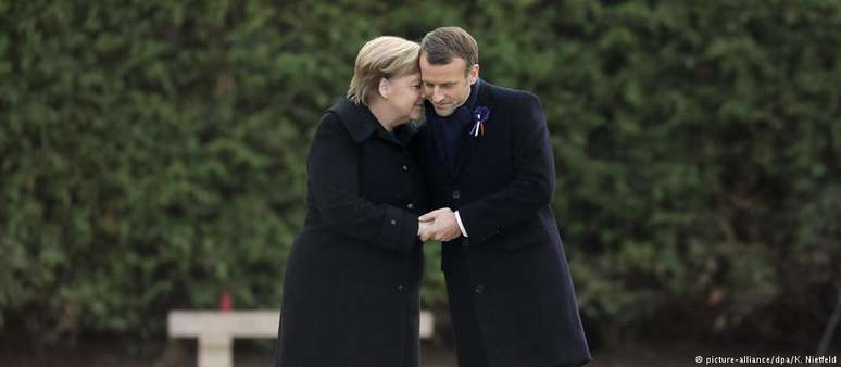 Merkel e Macron no Memorial da Clareira do Armistício, em Compiègne