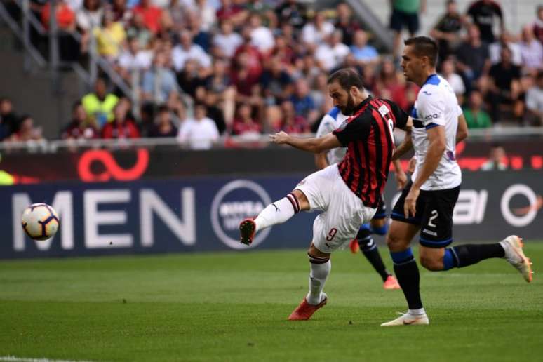 Higuaín tem sete gols em 12 partidas pelo Milan (Foto: MARCO BERTORELLO / AFP)