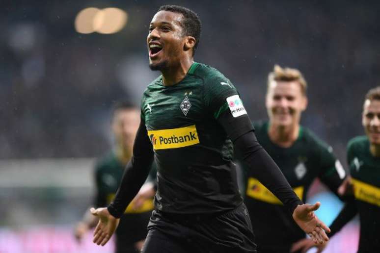 Plea fez os três da vitória do Gladbach fora de casa (Foto: Torsten Silz / AFP)