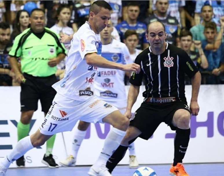 Di Maria marcou o último gol do Pato na partida, enquantoWild foi o autor dos dois tentos do Corinthians(Foto: Mauricio Moreira/LNF)