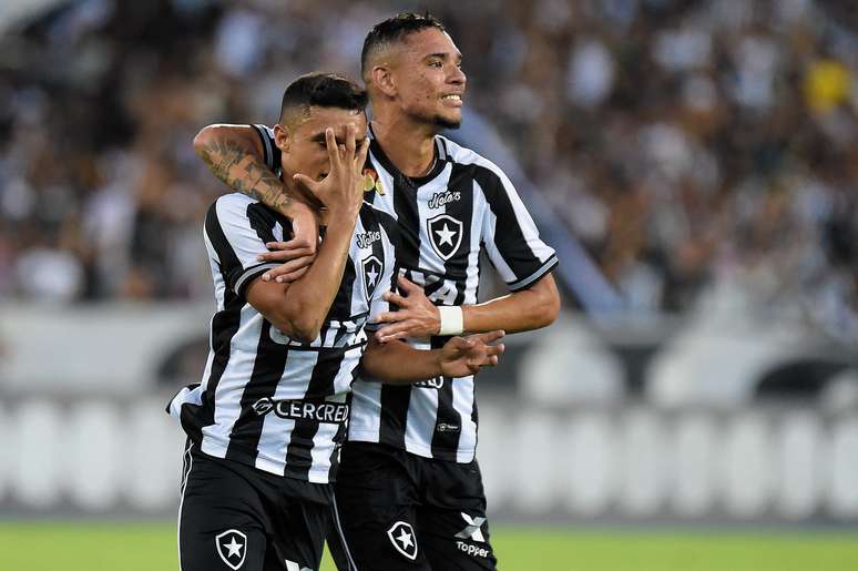 Botafogo bate o Flamengo por 2 a 1 no Engenhão e se distancia da zona de rebaixamento