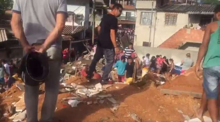 Deslizamento de terra deixa 3 mortos em Niterói, no Rio