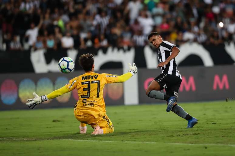 Erik fez o primeiro gol do Botafogo no Engenhão; o tento movimentou o placar pela primeira vez