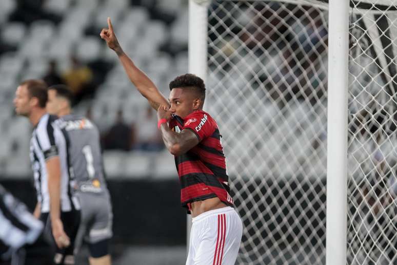 Vitinho diminuiu para o Flamengo contra o Botafogo: 2 a 1