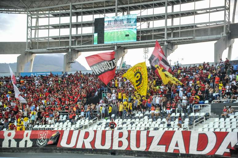 Torcida do Flamengo marcou presença no jogo contra o Botafogo no estádio Nilton Santos; confrontos entre as torcidas aconteceram no caminho ao Engenhão