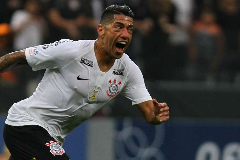 Ralf comemora o seu gol, que abriu o placar para o Corinthians contra o São Paulo em Itaquera