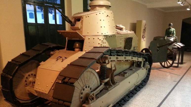 Tanques de guerra tamb&eacute;m estrearam na Primeira Guerra, substituindo a cavalaria