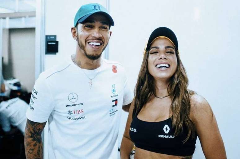 Anitta posa ao lado de Hamilton antes do GP no Brasil