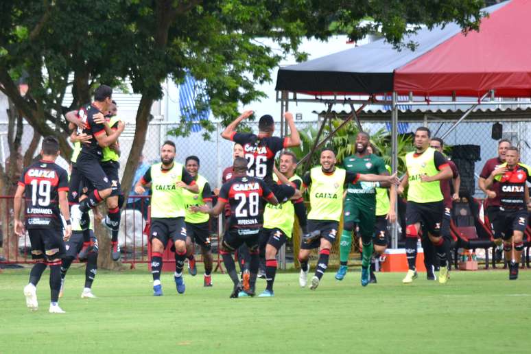 Jogadores do Vitória comemoram gol de Leo Ceara durante a partida entre Vitória e Bahia