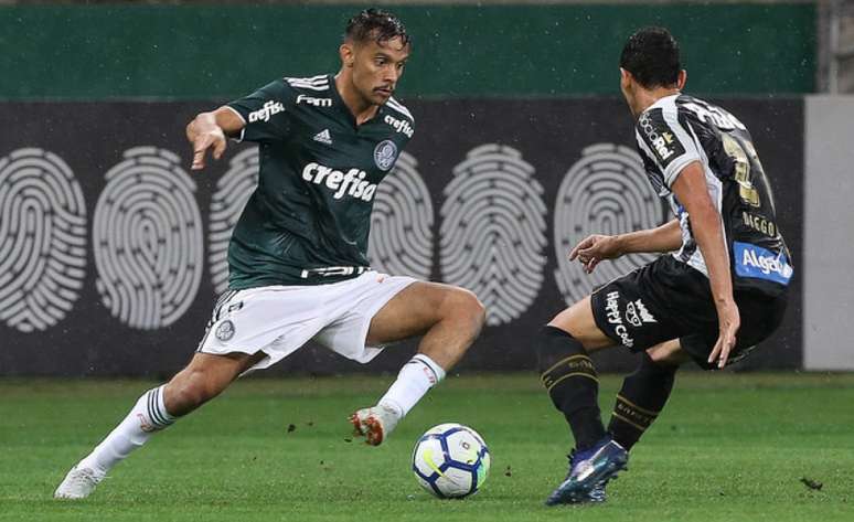 Gustavo Scarpa jogou os 90 minutos da vitória sobre o Santos e deve ter sequência (Foto: Cesar Greco)