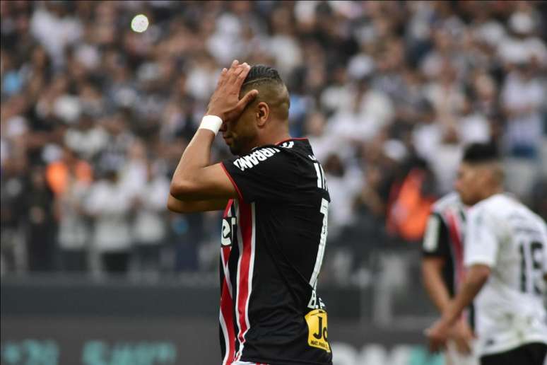 Lateral Bruno Peres lamenta uma das poucas chances criadas pelo Tricolor no segundo tempo, quando teve um a mais em campo contra o Corinthians (Foto: Eduardo Carmim/Photo Premium)