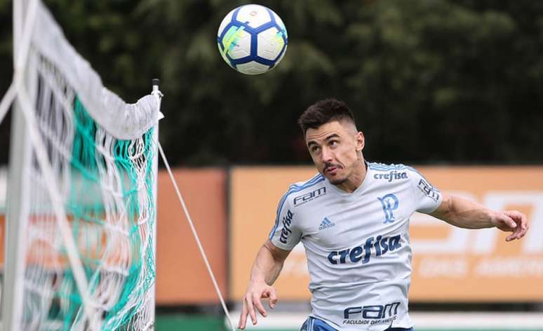 Willian durante o treino de sábado, na Academia de Futebol. Ele está relacionado (Foto: Cesar Greco)