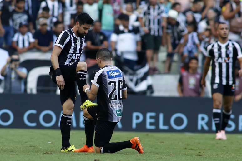 O jogador Ricardinho do Ceará comemora o seu gol, que empatou o jogo em 1 a 1