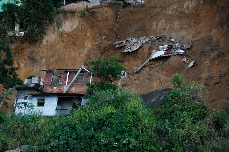 Vista do local onde houve um deslizamento de terra e pedras no Morro da Boa Esperança, na chamada região oceânica de Niterói, no Rio de Janeiro