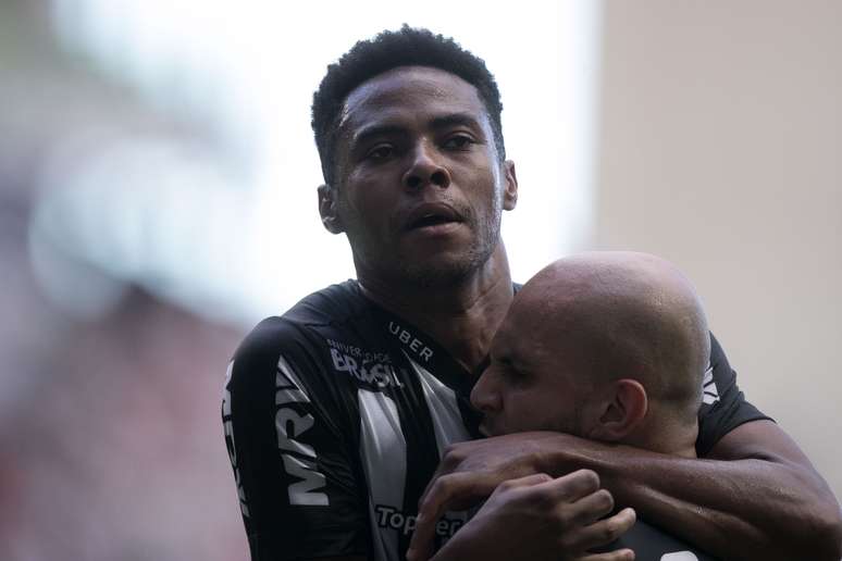 Elias abraça Fábio Santos para comemorar o gol do Atlético-MG na partida