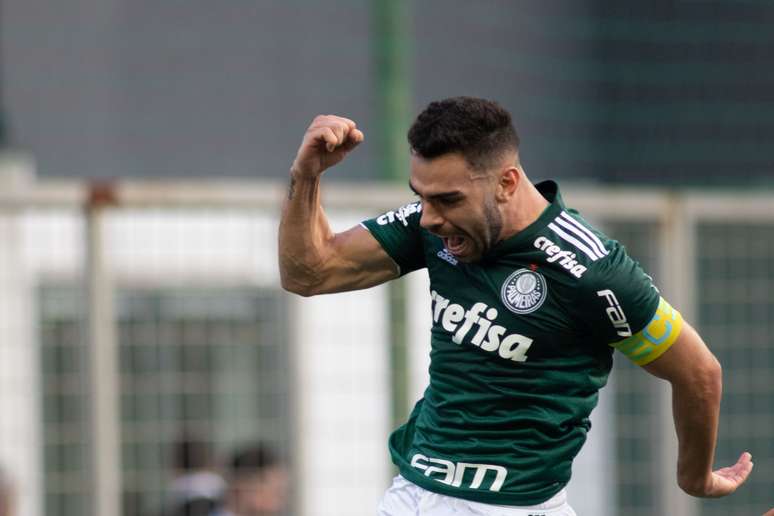 No pênalti, Bruno Henrique tirou o goleiro Victor mandou a bola para o fundo do gol