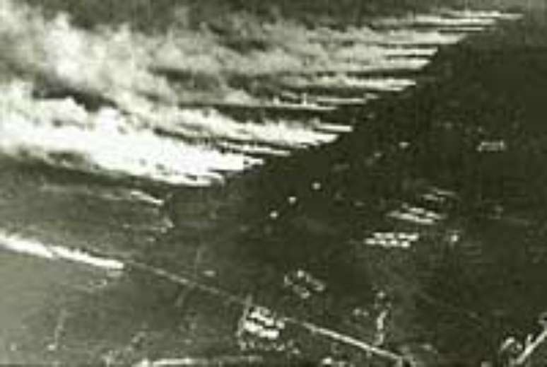 Ataque com gás: uma paisagem aterradora (ataque francês nas linhas alemãs, Bélgica, 1916) 