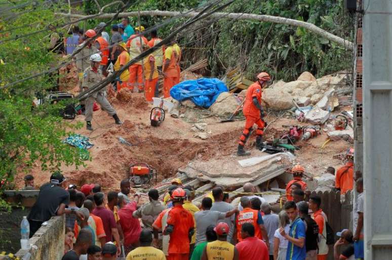 Desmoronamento no Morro da Boa Esperança, na Estrada Francisco da Cruz Nunes, em Piratininga, Niterói, Região Metropolitana do Rio, neste sábado, 10, deixa mortos e feridos