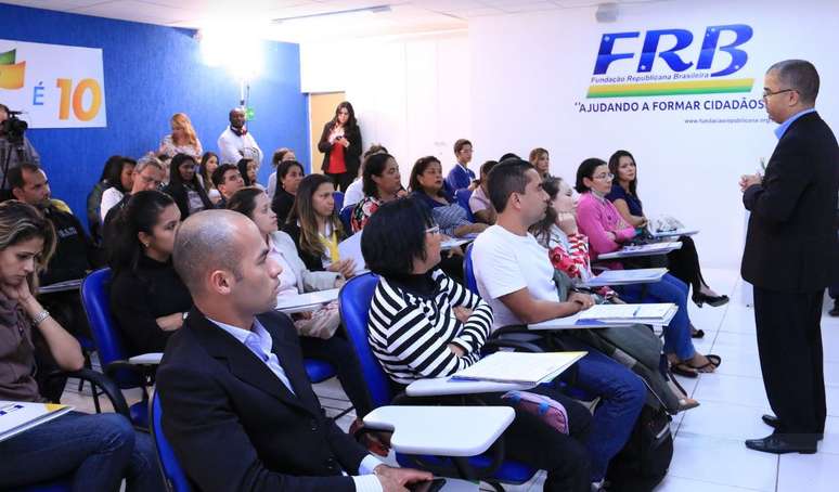 Curso de politíca para alunos de idiomas FRB