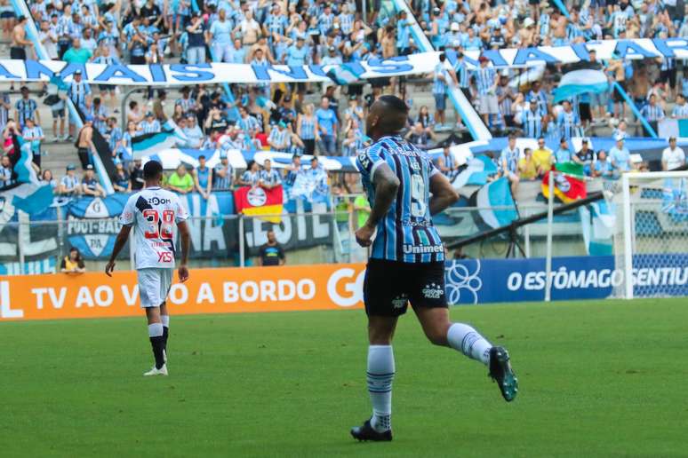 Jael marca o primeiro gol para o Grêmio, durante partida entre Grêmio x Vasco da Gama