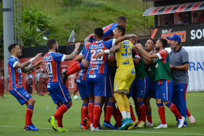 Jogadores comemoram gol de Nilton do Bahia no jogo entre Vitória x Bahia