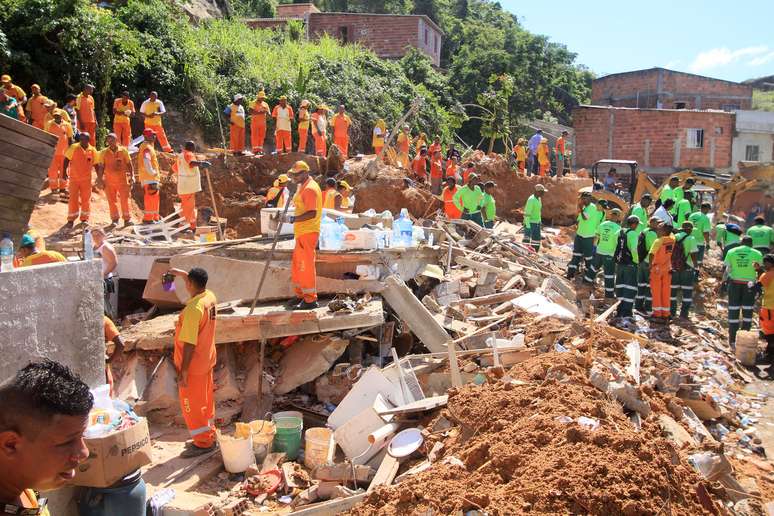  Bombeiros iniciam trabalho de limpeza da &aacute;rea ap&oacute;s deslizamento atingir im&oacute;veis no Morro da Boa Esperan&ccedil;a, em Niter&oacute;i, Regi&atilde;o Metropolitana do Rio, na manh&atilde; deste domingo (11)