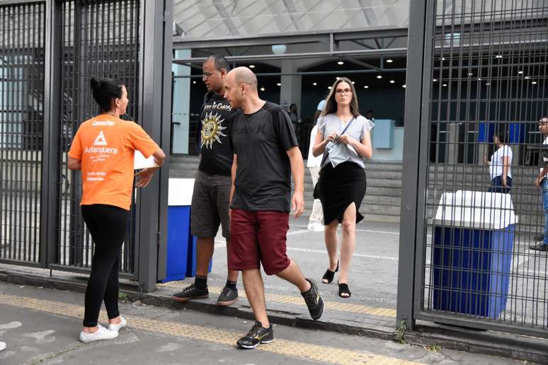Movimenta&ccedil;&atilde;o na sa&iacute;da dos candidatos na UNIP Jaguar&eacute; em S&atilde;o Paulo (SP)