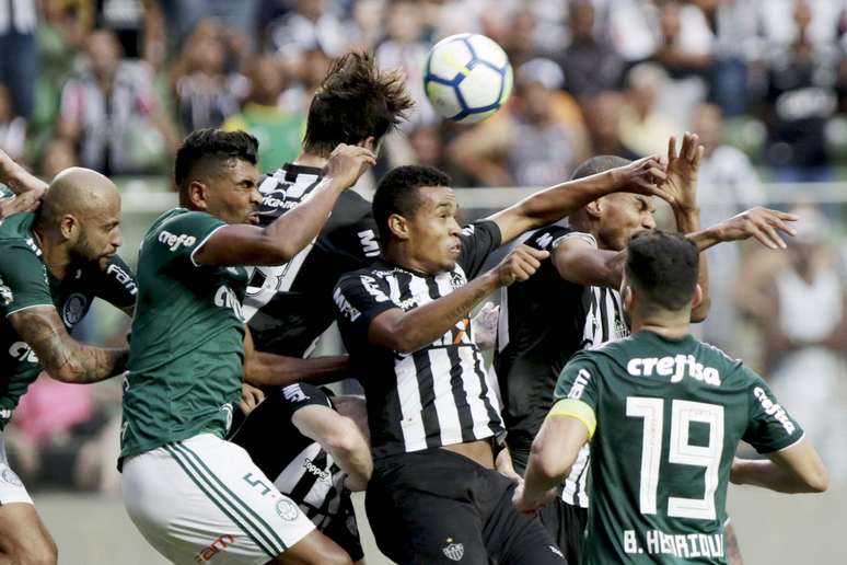 Jogadores disputam bola no jogo entre Palmeiras e Atlético Mineiro