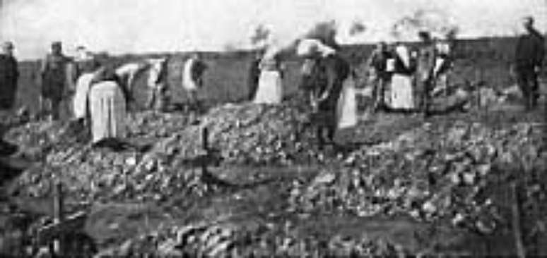Mulheres sérvias enterrando os mortos, o saldo final do trágico atentado de 1914 