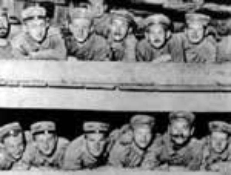 Soldados alemães nas galarias, como sardinhas a espera da rede 