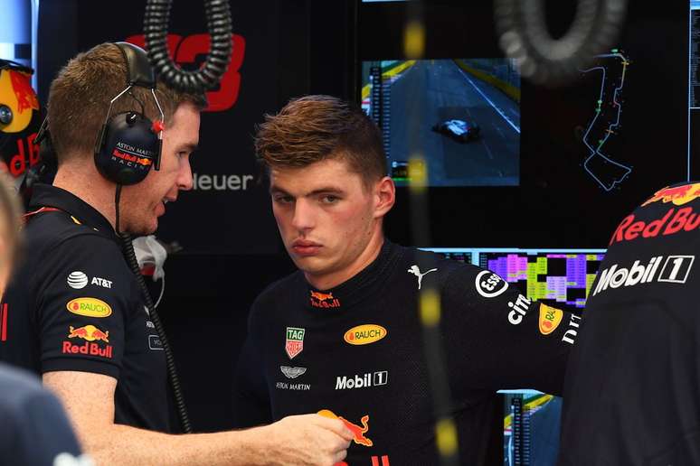 Verstappen punido com dois dias de serviço comunitário pelos empurrões em Ocon