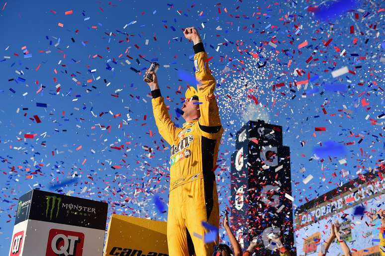 Kyle Busch vence em Phoenix e finalistas são definidos