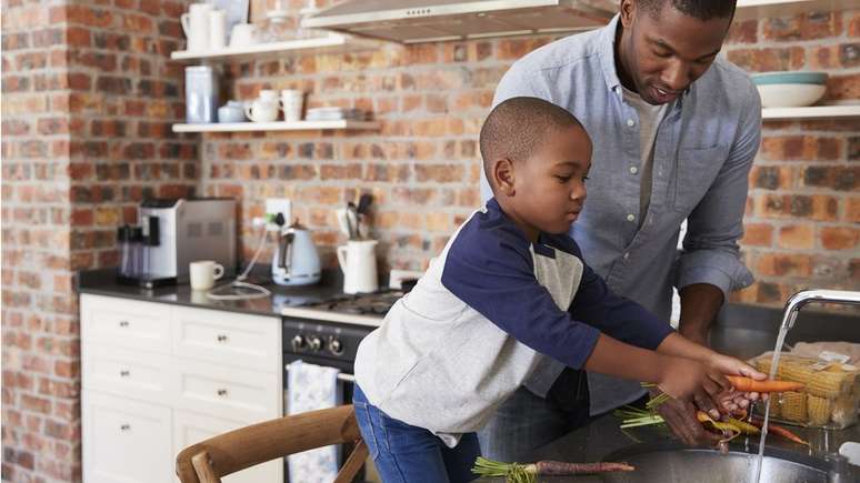 Dividir as tarefas e envolver as crian&ccedil;as no preparo ajudam a tornar mais f&aacute;cil a hora das refei&ccedil;&otilde;es