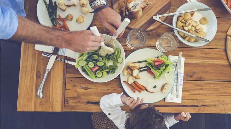 Pratos pouco elaborados e conversas divertidas muitas vezes já bastam para uma boa refeição em família